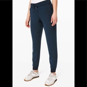 Lululemon On the Fly Jogger woven in True Navy